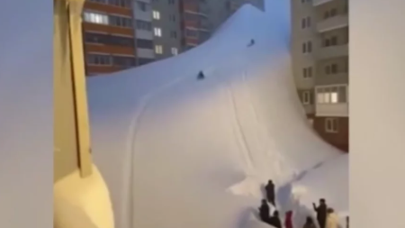 俄罗斯暴雪堆出9层楼高的雪坡？中国留学生：视频为AI生成｜破谣局