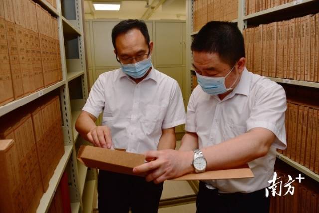 广东省对口支援四川省甘孜藏族自治州档案交接。