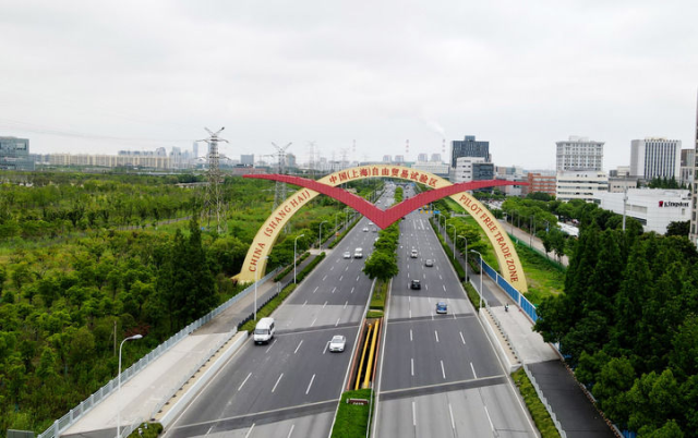 这是2022年6月21日拍摄的位于上海外高桥保税区的中国（上海）自由贸易试验区标志“海鸥门”（无人机照片）。新华社记者 方喆 摄