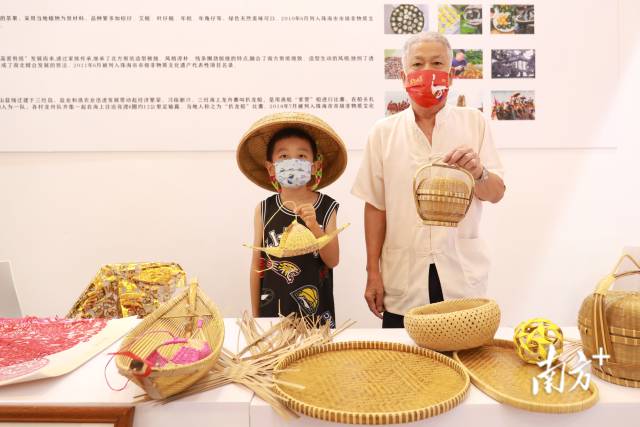 小朋友跟着非遗传承人体验三灶编织。  南方+ 钱文攀 拍摄