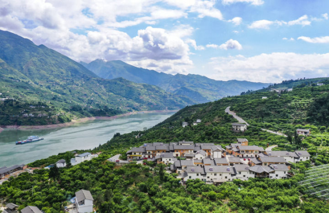 这是2022年5月19日拍摄的长江巫山段曲尺乡一带景象（无人机照片）。新华社记者 王全超 摄