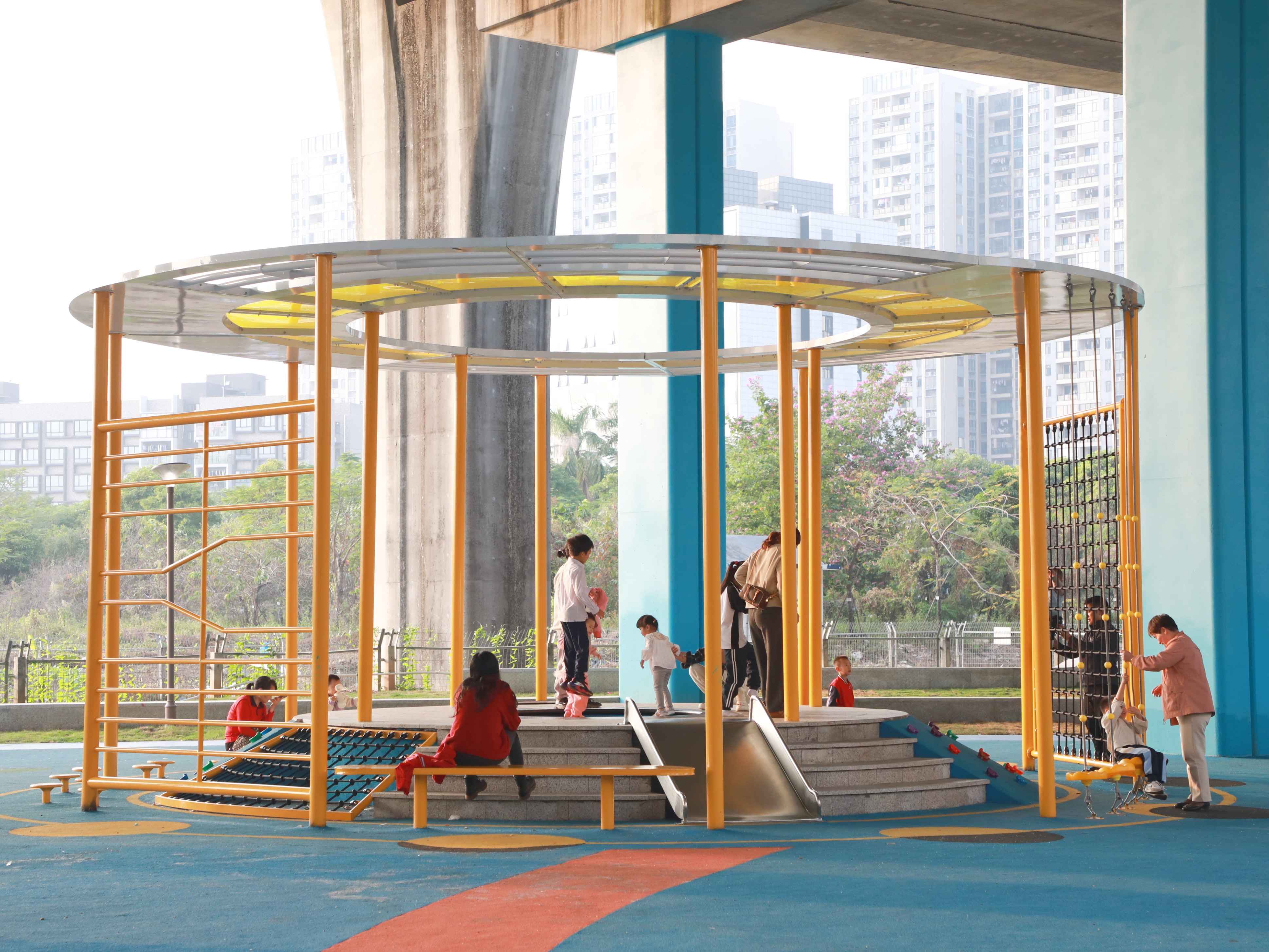 孩子们在设施完备的桥下公园尽情玩耍（摄影：陈洁纯）