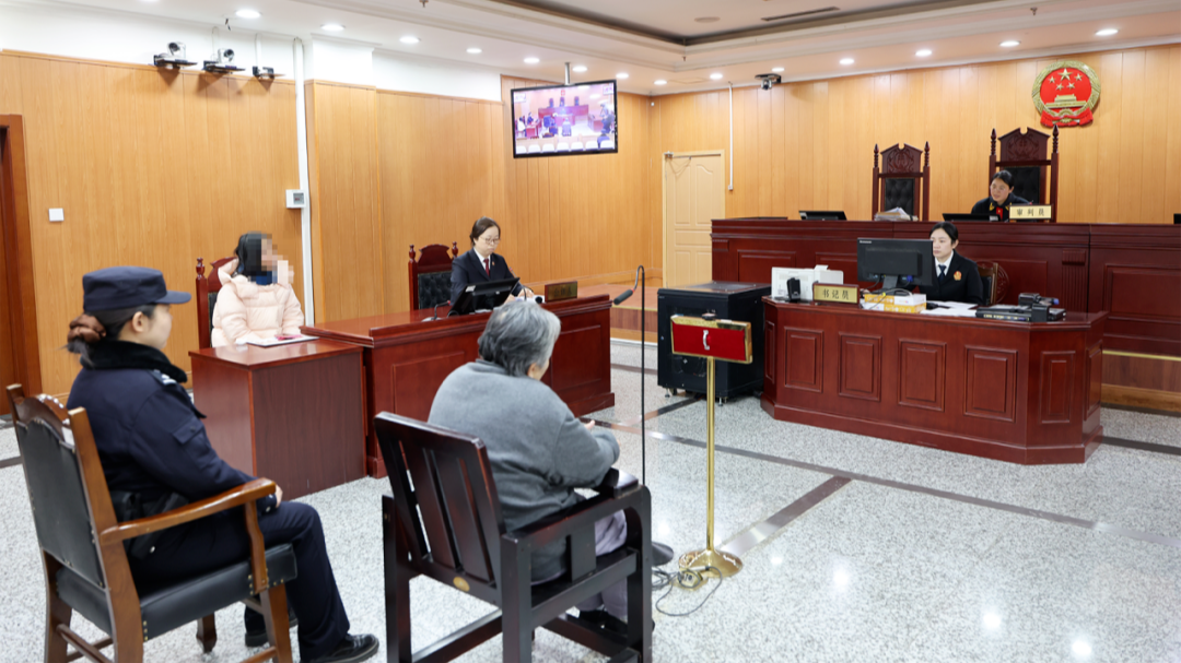 69岁老太12楼扔垃圾砸坏车辆被判刑