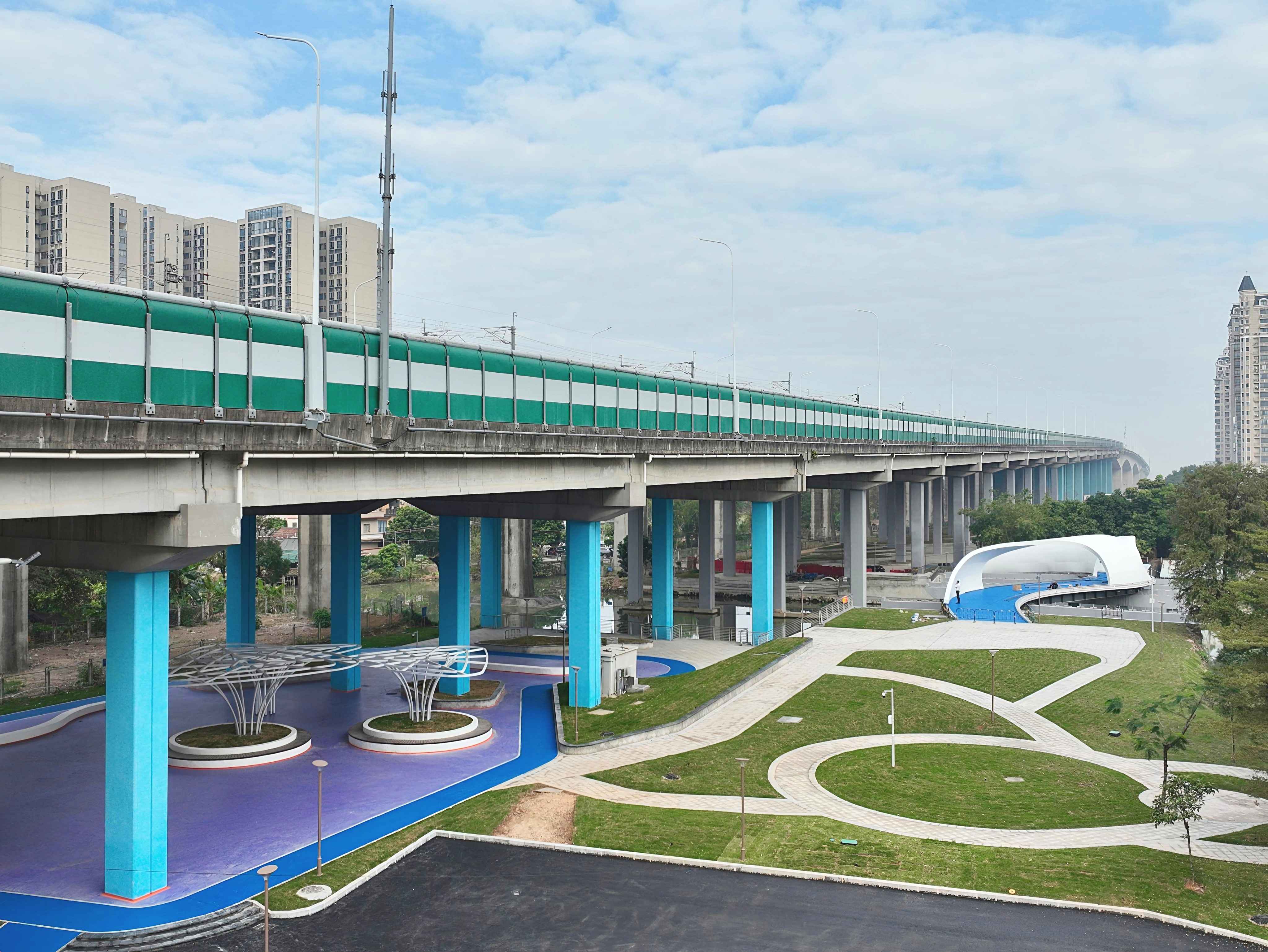 改造后的桥下空间焕然一新，成为居民休闲好去处（摄影：陈奇汉）