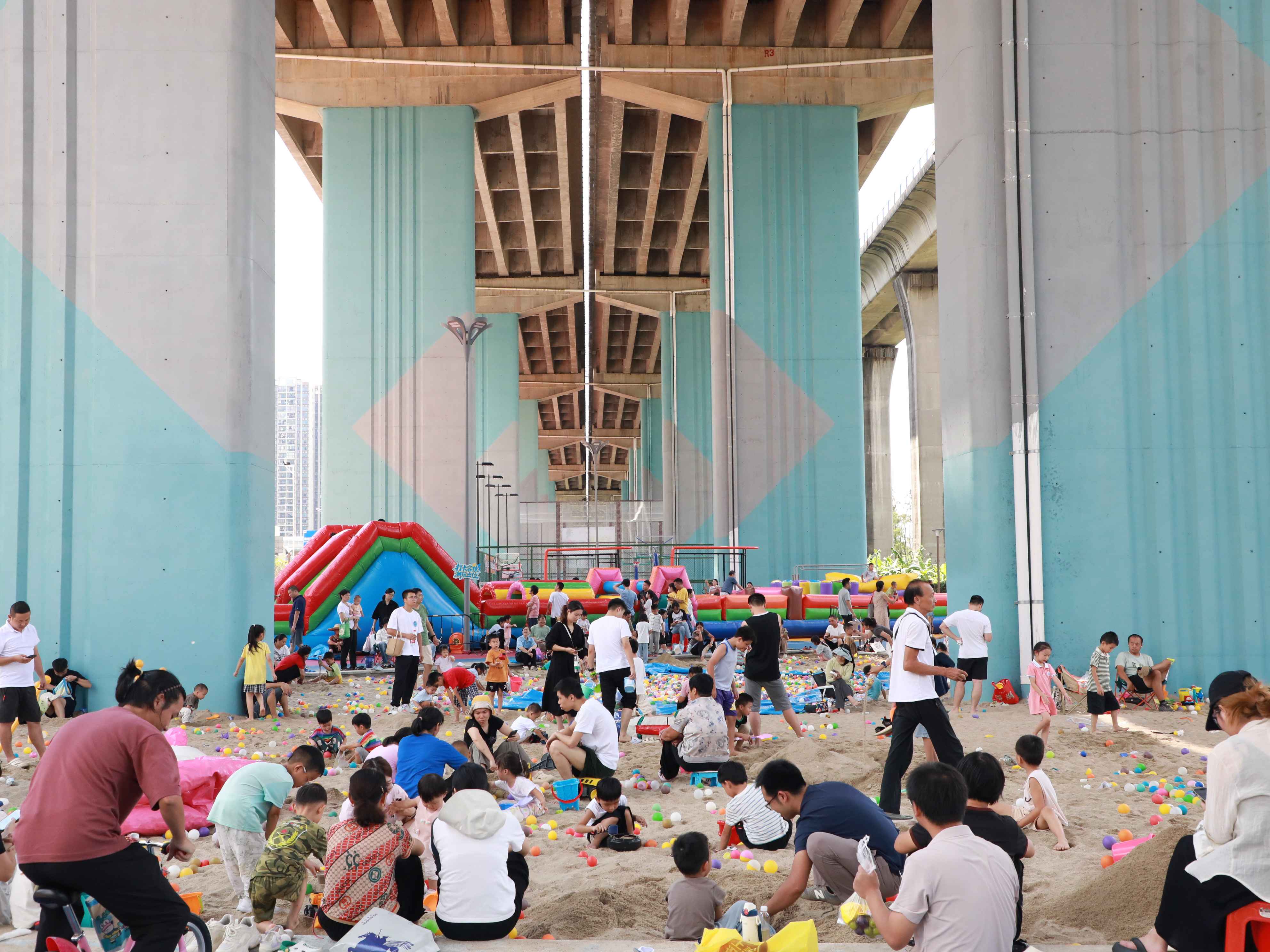 今年10月初，公园北片区开放，吸引周边居民打卡体验（摄影：陈洁纯）