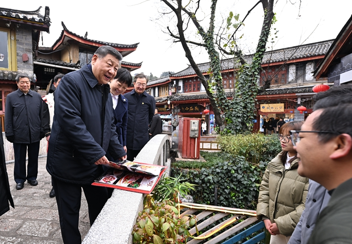 2025年3月19日,习近平总书记在云南丽江古城考察,了解商铺经营状况。