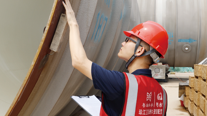 穿梭在工地“钢铁丛林” 95后总工搭建一条供水生命线