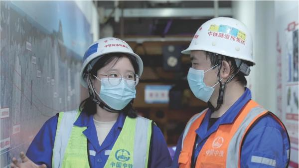 全国首位女盾构机主司机：98年的她驾驶“钢铁巨龙”潜江入海