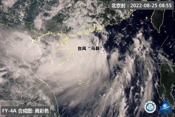 图为风云四号今天8时55分卫星云图,可以看到台风“马鞍”结构不对称,南侧云系较多。(图源自国家卫星气象中心) 图为风云四号今天8时55分卫星云图,可以看到台风“马鞍”结构不对称,南侧云系较多。(图源自国家卫星气象中心)