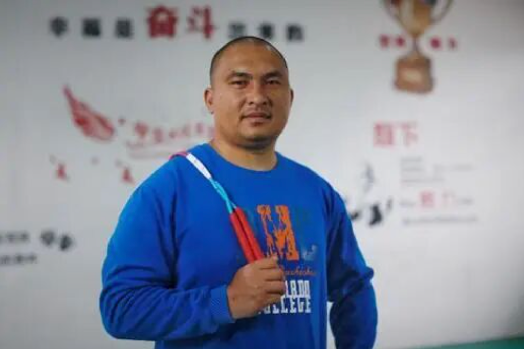 唯一非运动员火炬手，为何是他？