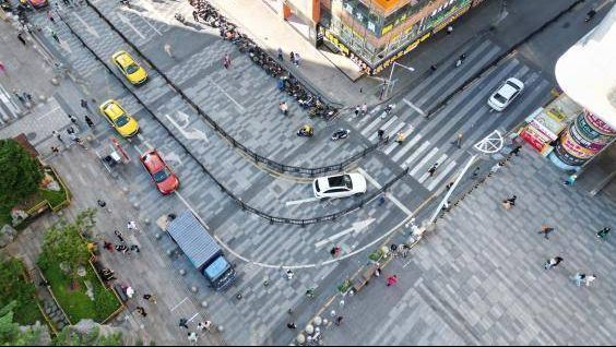 【民意码上说、实事马上办】人大代表“码”上办  北京路商圈闲置地块变身电动车“安心港”