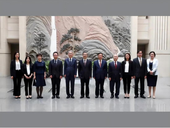 周强会见澳门特区政府行政法务司司长张永春