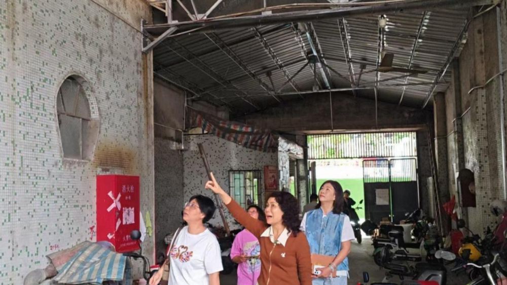 【代表联络站的故事】守护居民头顶安全  人大代表推动雨棚换新颜