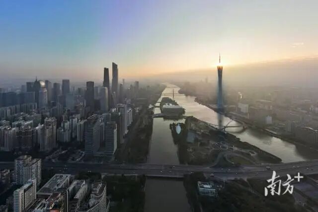 2023年1月1日，新年第一缕阳光穿过广州塔。南方拍客 李茂基 摄  南方+ 王俊涛 拍摄