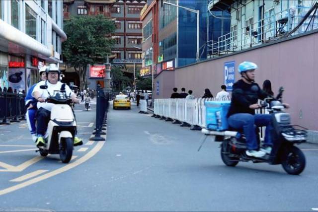 改造后交通秩序井然，效果显著。