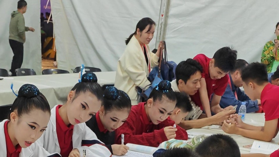 场上演《夺锦》，场下写作业！小孩哥小孩姐见证全运会篮球决赛时刻