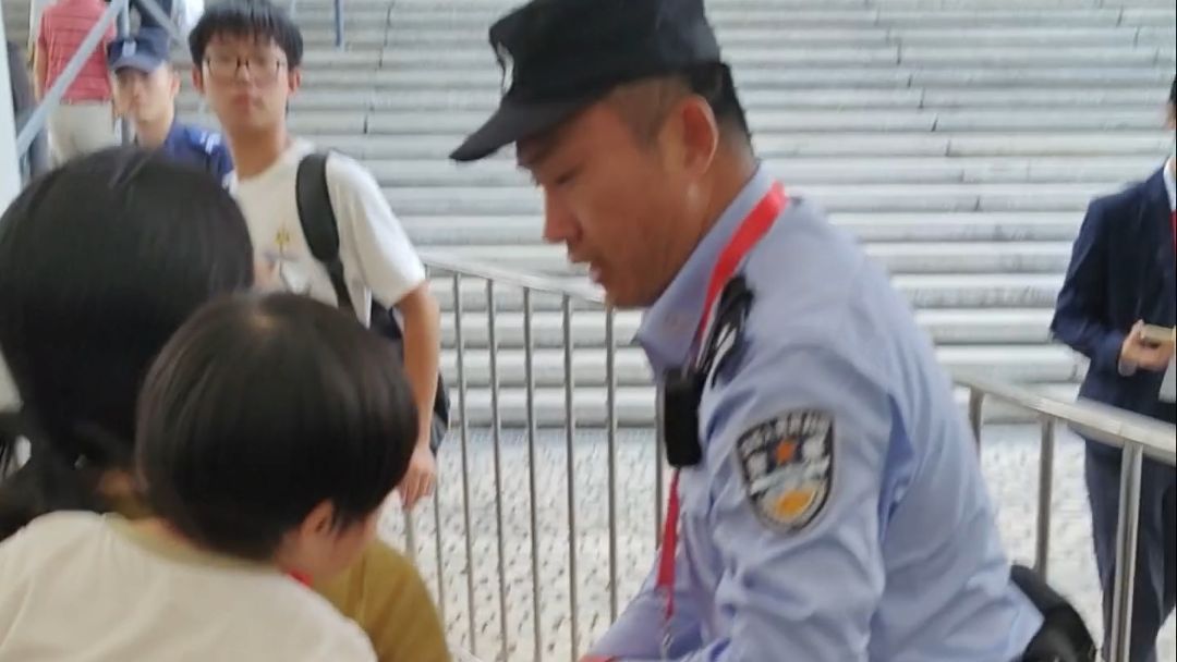 “来找我！”宝妈带娃看全运会遇难题 民警暖心解围 | 暖心画
