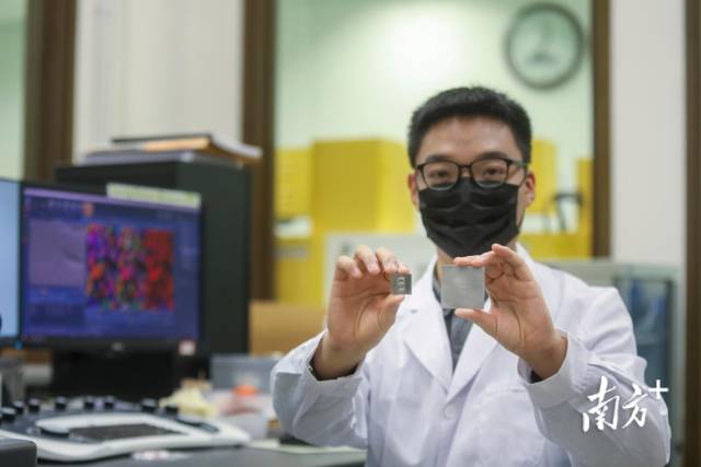 香港大学工程学院机械工程系刘立涛博士展示全球首个其自身表面可杀灭新冠病毒的不锈钢。