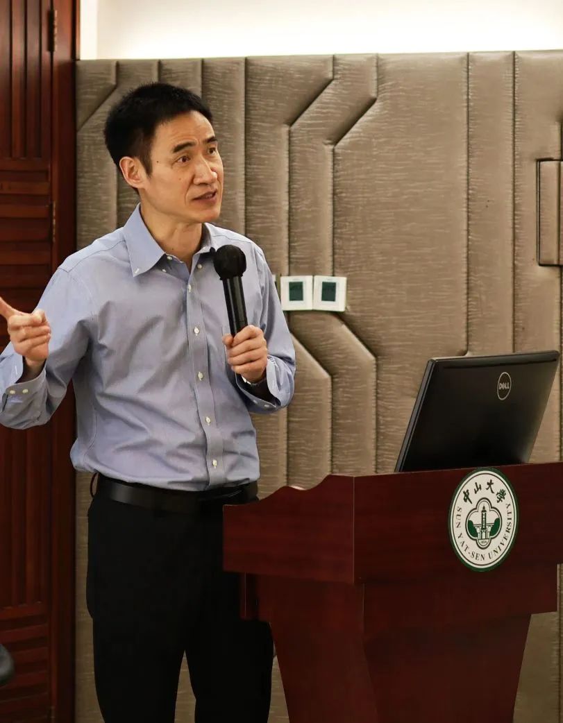 深圳大学传媒与文化发展研究中心主任、传播学院尹连根教授进行《机构媒体市场合法性重构》主题演讲。