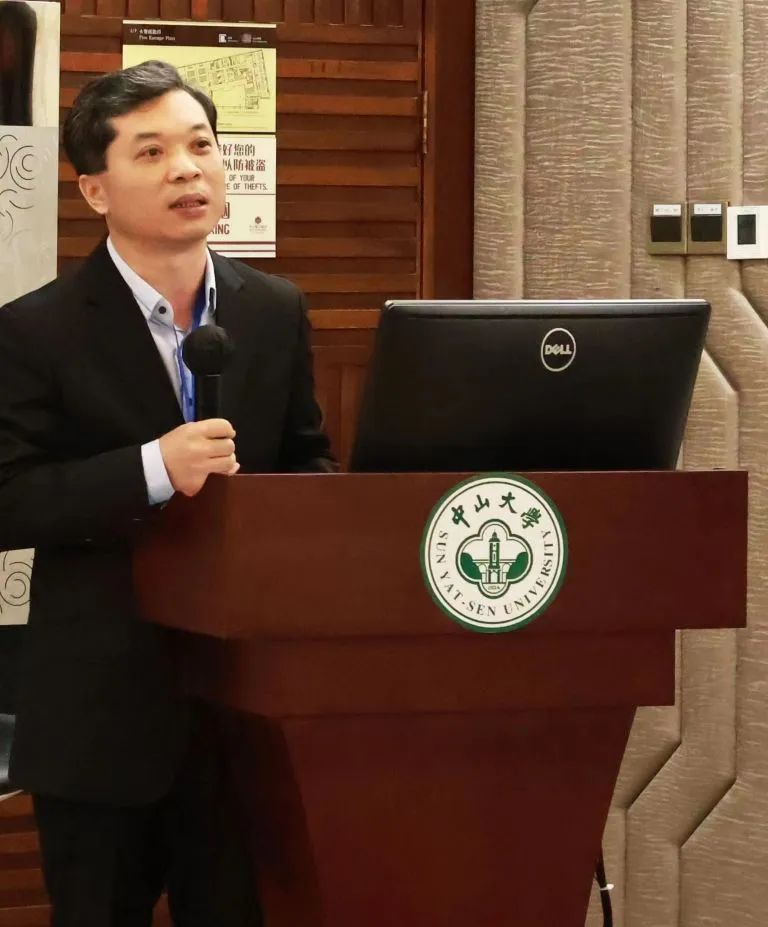 南方报业传媒集团副社长、南方新闻网党委书记、总裁侯小军进行《传统媒体融合发展需要破局的几个问题》的主题演讲。