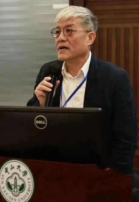 深圳报业集团原副总编辑、《晶报》原总编辑胡洪侠进行《转型,为何总是在路上》主题演讲。