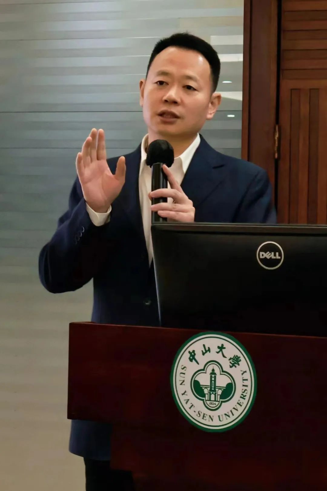 四川日报报业集团编委、封面新闻总编辑周琪进行《媒体融合十年:共创智媒生态体系》主题演讲。