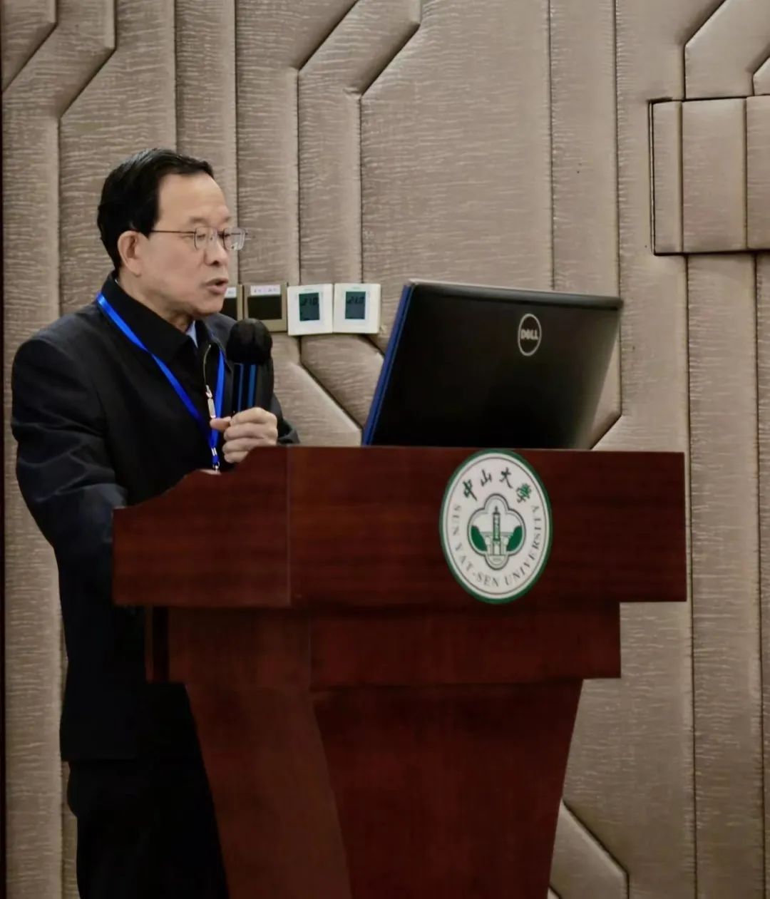 暨南大学新闻与传播学院名誉院长范以锦教授进行《从浅融到深融,从自融到跨界》主题演讲。