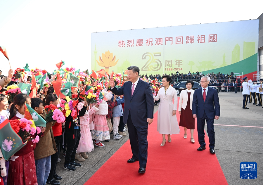 　　12月20日下午，中共中央总书记、国家主席、中央军委主席习近平圆满结束在澳门的各项活动，乘专机离开澳门。这是习近平和夫人彭丽媛向欢送人群挥手致意。新华社记者 谢环驰 摄