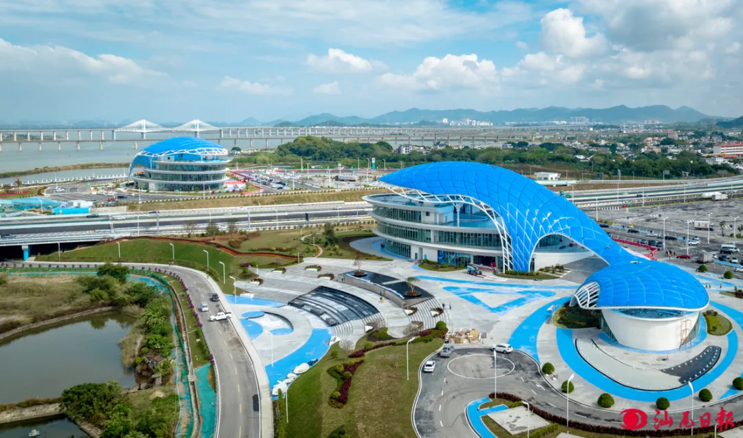 沈海高速公路汕尾段长沙湾服务区独特的“鲸鱼”造型。