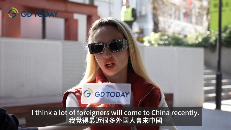 What do international travel influencers say about China's 240-hour visa-free transit?