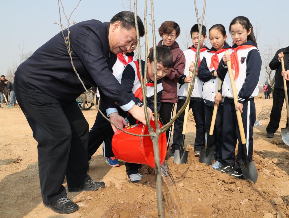 2017年3月29日，习近平等党和国家领导人来到北京市朝阳区将台乡参加首都义务植树活动。这是习近平同大家一起给刚栽下的树苗浇水。