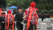 广州“正清日”52.6万人次祭扫,银河墓园英雄花前祭英烈 广州“正清日”52.6万人次祭扫,银河墓园英雄花前祭英烈
