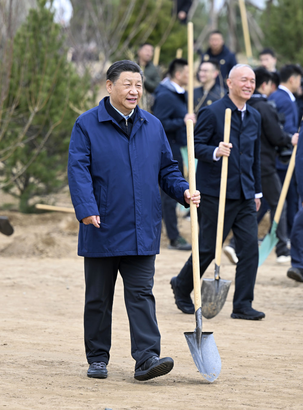 2022年3月30日，习近平等党和国家领导人来到北京市大兴区黄村镇参加首都义务植树活动。这是习近平拿起铁锹走向植树地点。