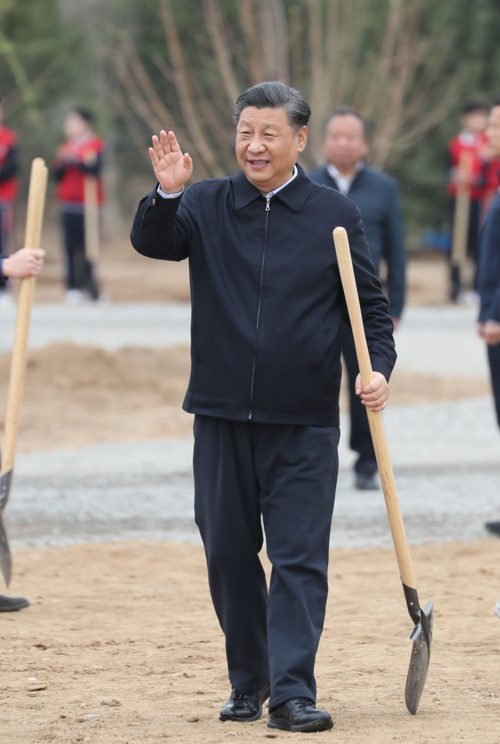 2021年4月2日，习近平等党和国家领导人来到北京市朝阳区温榆河参加首都义务植树活动。这是习近平拿起铁锹走向植树地点，向正在植树的干部群众挥手致意。