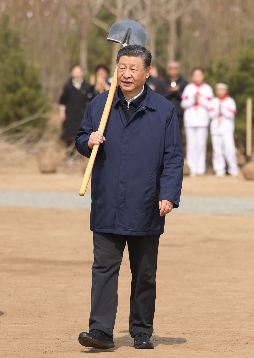 2024年4月3日，习近平等党和国家领导人来到北京市通州区潞城镇参加首都义务植树活动。这是习近平扛起铁锹走向植树地点。