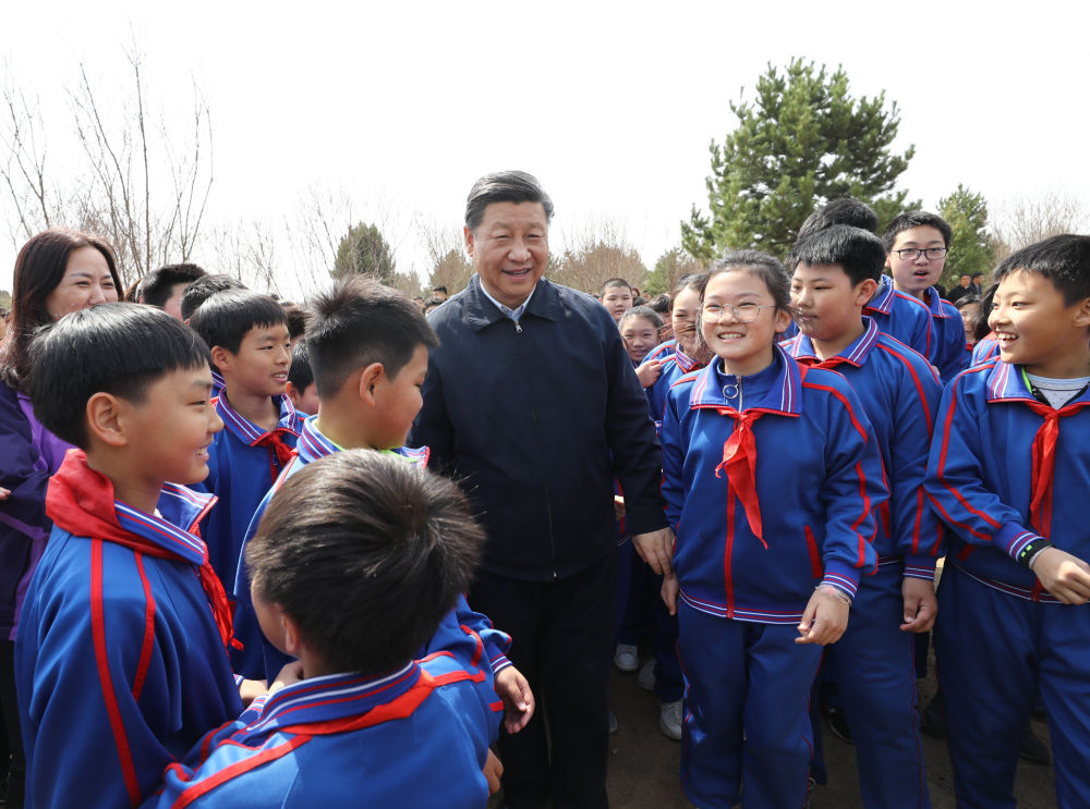 2019年4月8日，习近平等党和国家领导人来到北京市通州区永顺镇参加首都义务植树活动。这是习近平同少先队员在一起。