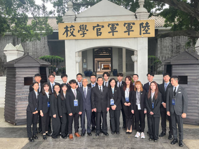 在黄埔军校旧址纪念馆门前，马英九和台湾青年合影。