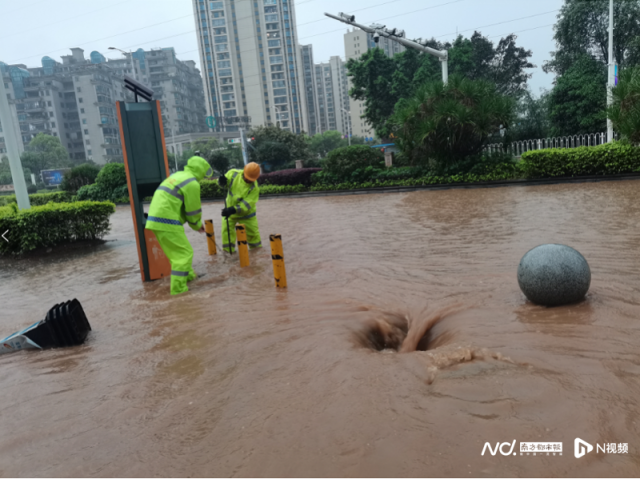 武江市政人员已打开下水道盖子，强对气突快速排水。流天
