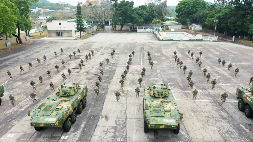 驻香港部队组织今年首次三军联合巡逻