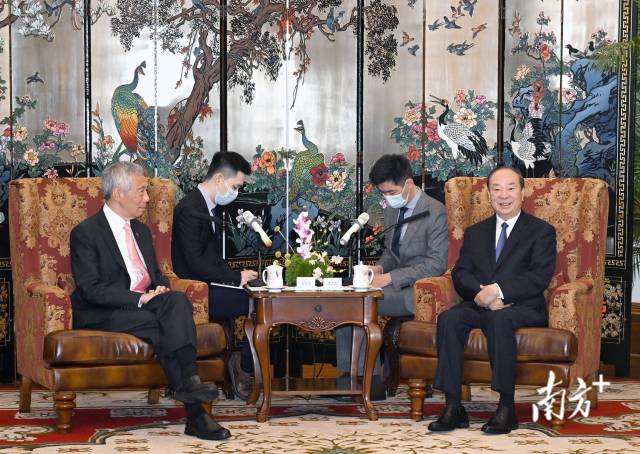 3月29日上午，省委书记黄坤明在广州会见了来粤访问的新加坡总理李显龙一行。南方日报记者 王辉 摄