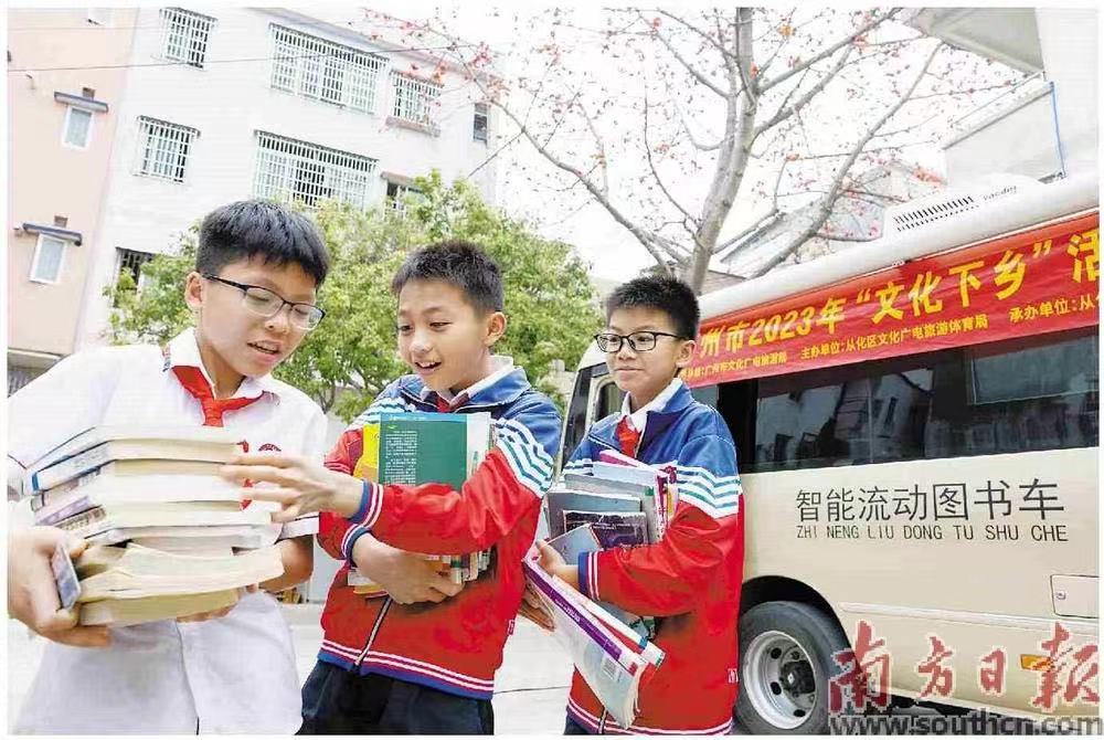 广州从化区江埔街和睦小学，孩子们课间到流动图书车借书。南方日报记者 梁钜聪 摄