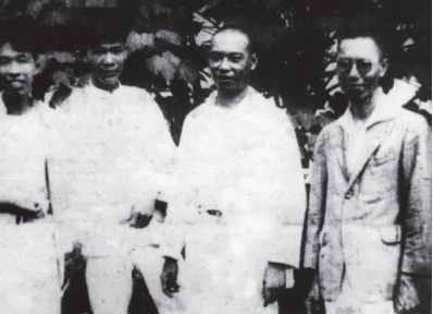 1925年初，中共广东区委部分成员合影。右起分别为杨匏安、陈延年、刘尔崧、冯菊坡