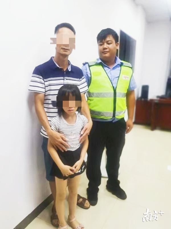民警帮助孩子顺利找到家人