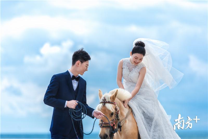 曾庆楠与妻子。