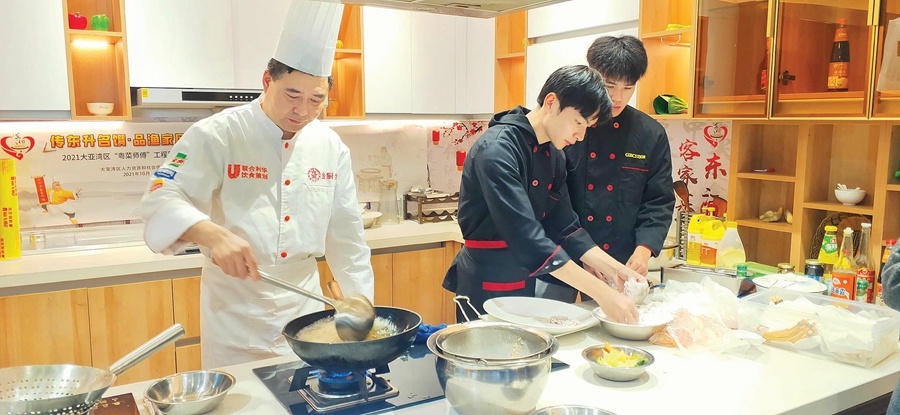 省级“粤菜师傅”大师工作室主持人刘俊雄（左一）。（摄影：骆国红 刘琪）