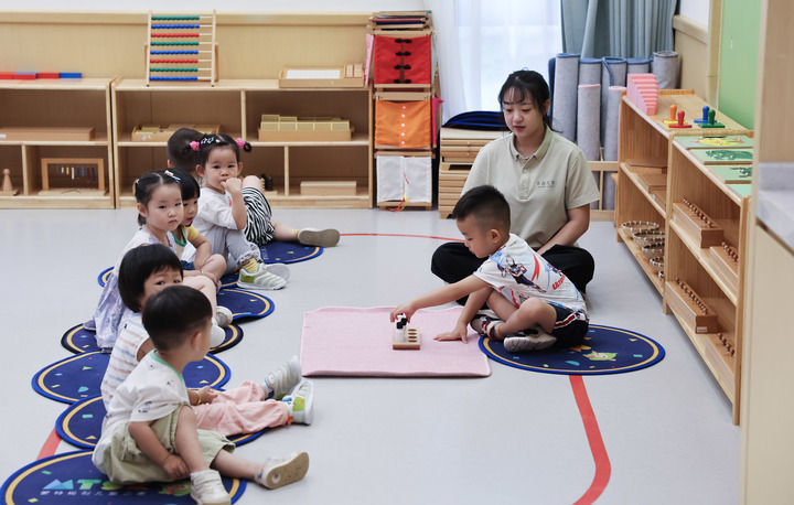 2024年8月20日，在嘉兴市南湖区东栅街道的一家托育机构里，小朋友在上课。新华社记者 徐昱 摄