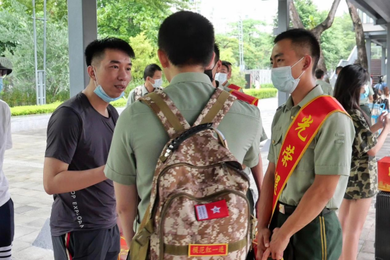 黄国成（左）和退役军人交流。