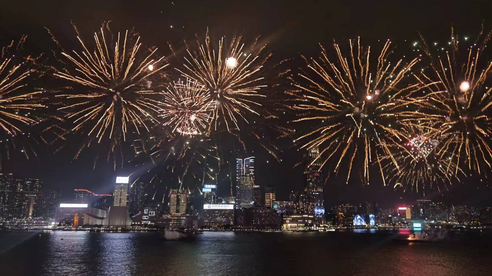 香港举行国庆烟花汇演 庆祝中华人民共和国成立75周年