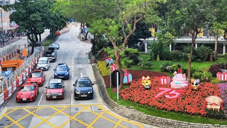 香港街巷披上“中国红”，各界祝福祖国生日快乐