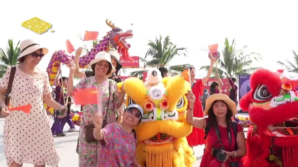 Celebrating National Day with Song and Unity: A heartwarming flash mob in Zhanjiang